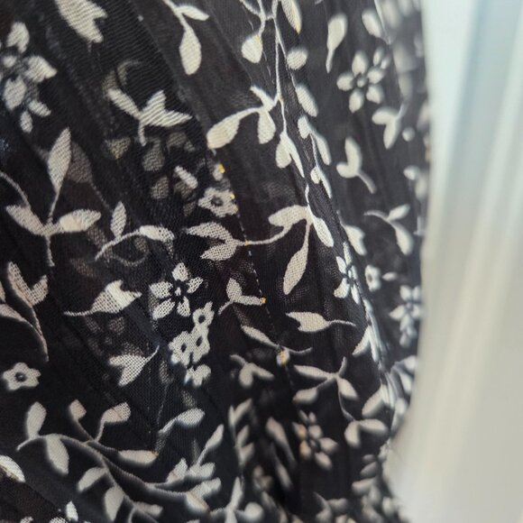 Tamara H Flowy Ruffled front black with white flowers. Size 2X - Picture 5 of 9